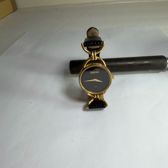 GUCCI VINTAGE 6000L Black & Gold Leather Strap Watch - Picture 10 of 11
